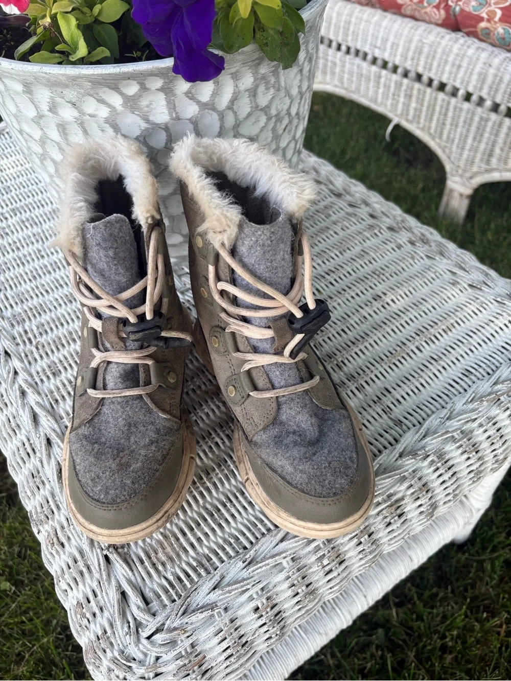 Sorel kids green suede boots